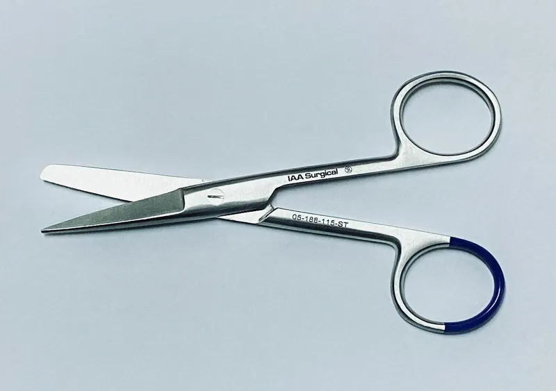 IAA 4.5" 一次性消毒鉸剪